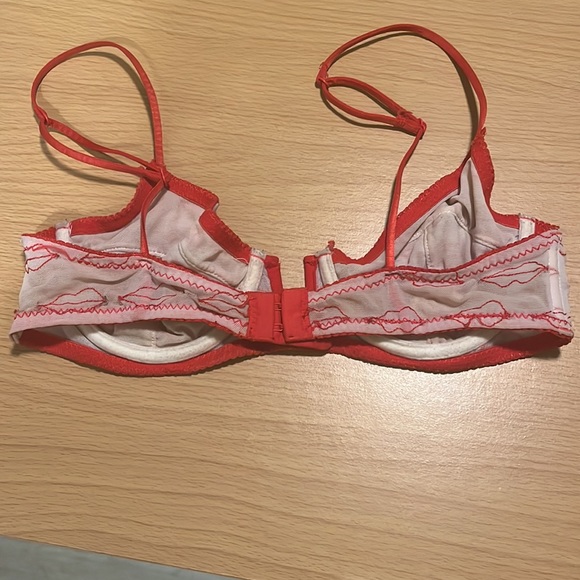 Urban Outfitters Bralette Bra Lips 32C Kiss Underwire Red White Abstract - Picture 4 of 6